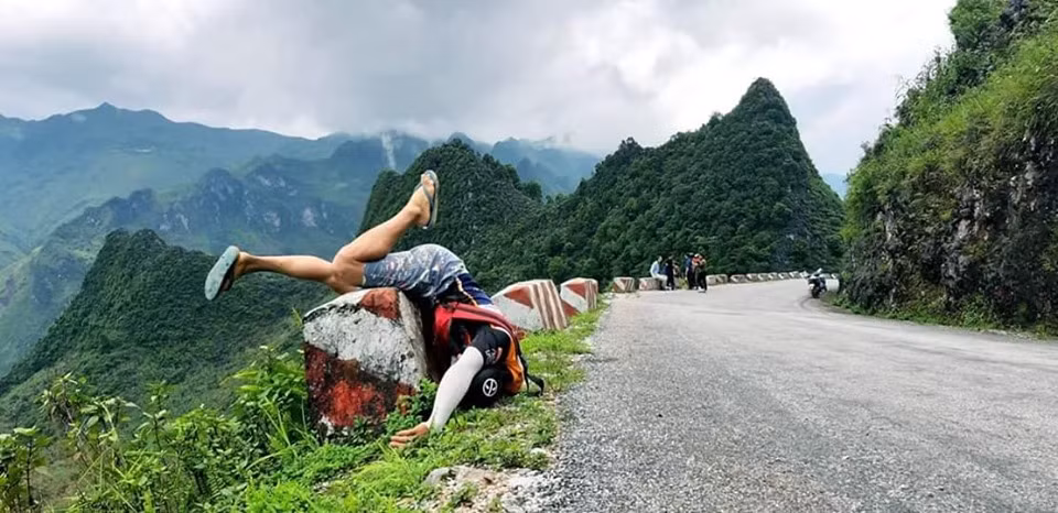 Chính bởi vậy, hình ảnh phượt thủ gắn liền với những bữa cơm ngoài trời, những giấc ngủ bên vệ đường. Mới đây, bộ ảnh check-in kiểu "ngủ lang" vô cùng hài hước của cộng đồng phượt thủ xuất hiện trên mạng xã hội khiến nhiều người thích thú.