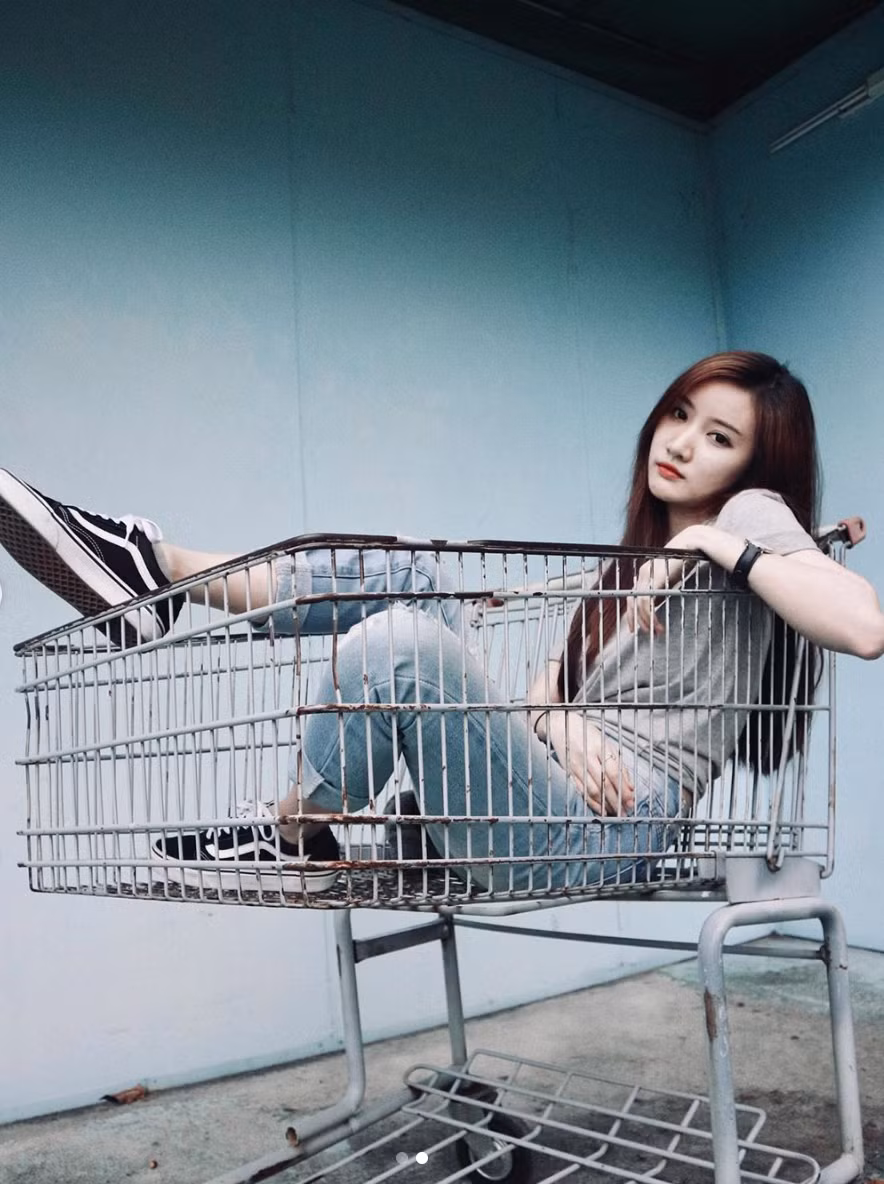 Trái ngược với trào lưu theo đuổi phong cách ăn mặc sexy thường thấy, cô nàng hot girl Lào đình đám lại lựa chọn phong cách giản dị, trẻ trung, khoẻ khoắn phù hợp với nhan sắc dịu dàng.