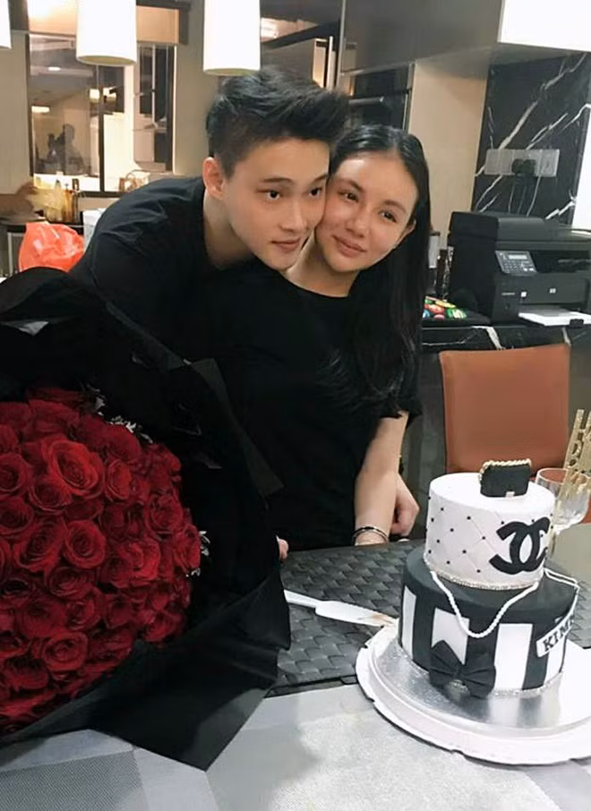 "Tôi đoán đó là định mệnh. Anh ấy là bạn của một trong những trợ lý của tôi. Tính cách của chúng tôi hoàn toàn khác nhau. Tôi khá bốc đồng, trong khi Kai rất bình tĩnh và lý trí. Có lẽ cũng vì vậy chúng tôi bị thu hút bởi nhau", Lim nói.