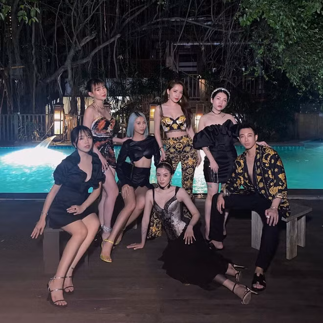 Trước đó không lâu, khi scandal chưa xảy ra nhóm bạn thân của Chi Pu và Quỳnh Anh Shyn vẫn hội tụ đầy đủ dự tiệc.