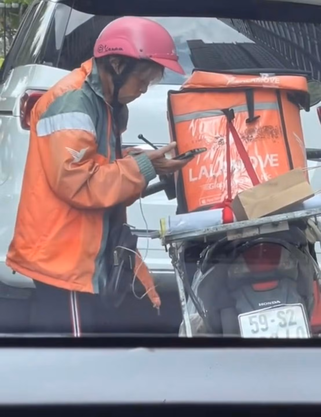 Ở tuổi đáng lẽ đã được nghỉ ngơi, an hưởng nhưng bà Ánh vẫn bươn bả mưu sinh mỗi ngày.