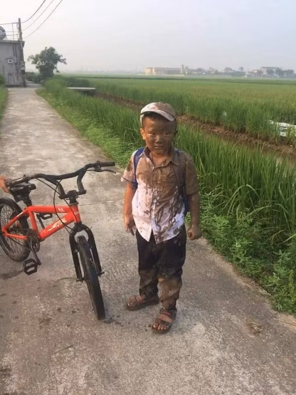 Không chỉ có người lớn, trẻ con cũng là nạn nhân của ruộng lúa. Cậu bé đi học về ngã ngay xuống ruộng lúa, trông đến tội nhưng không dám khóc.