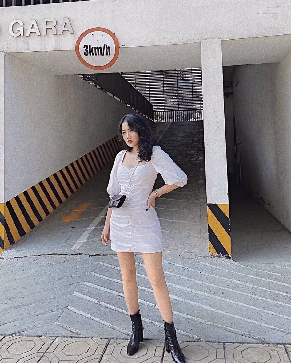 Hoàng Anh Ốc tên thật là Nguyễn Hoàng Anh (SN 1999, quê Thái Bình), hiện đang là sinh viên của trường ĐH Lao động Xã hội. Trước khi yêu cầu cùng quê, cô nàng đã nổi tiếng trên mạng xã hội nhờ nhan sắc xinh đẹp.