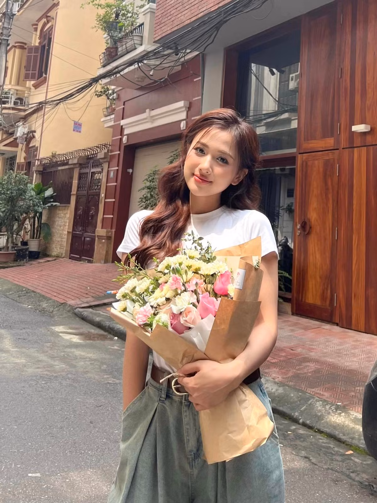Phong cách đời thường của cô nàng nhẹ nhàng, xinh xắn.