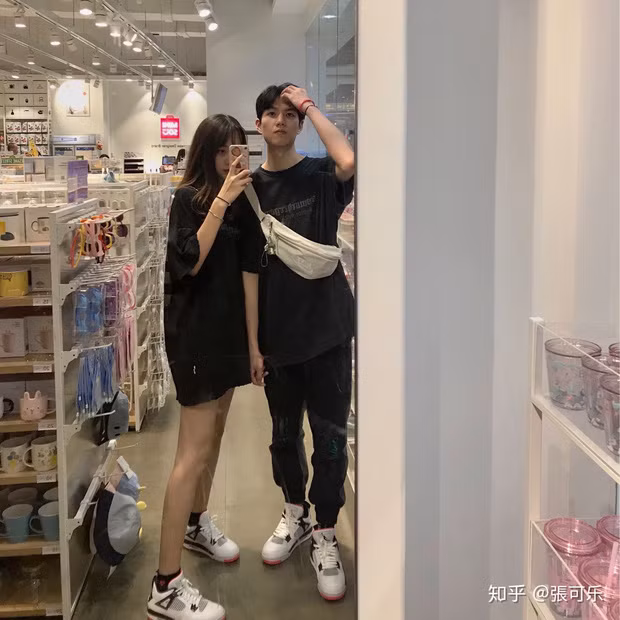 Không những yêu được crush mà mình thầm thương bao lâu, Khả Lạc còn yêu được một chàng trai sở hữu gương mặt đẹp và rất yêu chiều bạn gái.