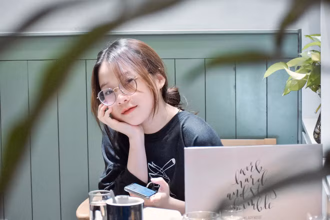 Đào Mai Anh sinh năm 2001, đến từ Hà Nội. Được biết nữ sinh đang học năm nhất ngành kinh tế tài chính đại học RMIT.