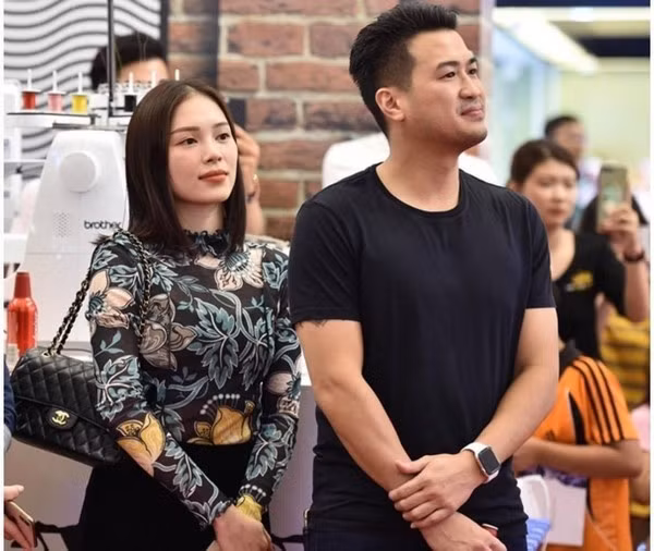 Linh Rin cũng đã theo Phillip Nguyễn về nhà ra mắt gia đình, sang Mỹ dự đám cưới người thân.