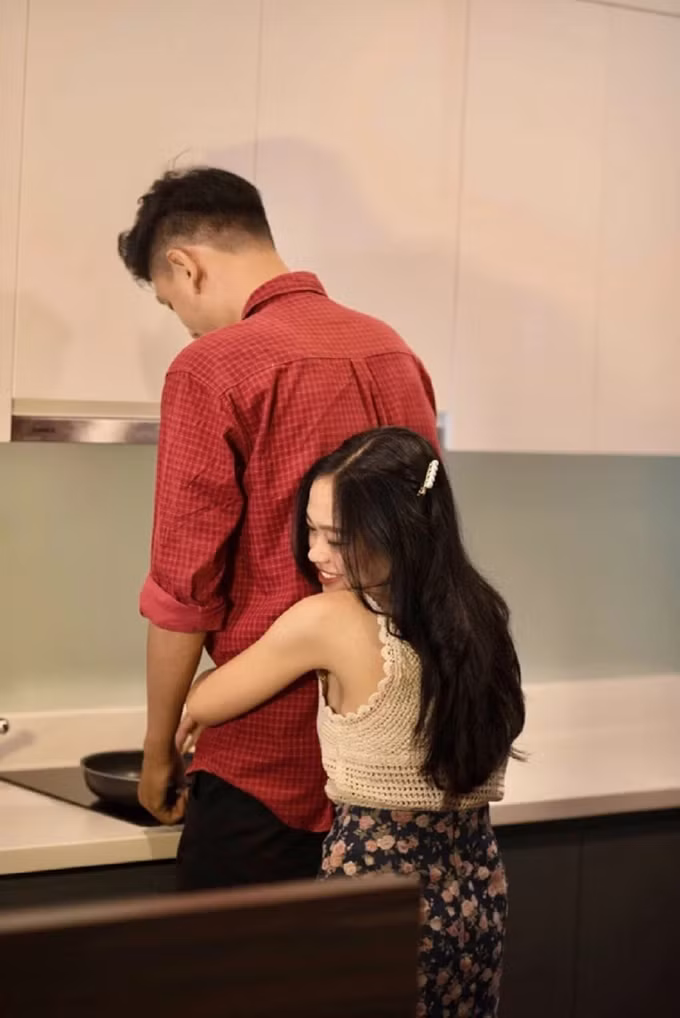 Cặp đôi này có sự chênh lệch chiều cao 45cm. Trong khi anh chàng Minh Hải cao 1m98, còn nàng Bảo Ngọc chỉ 1m53. Chuyện tình đẹp của cả 2 bắt đầu từ lần gặp đầu tiên ở quán cà phê.