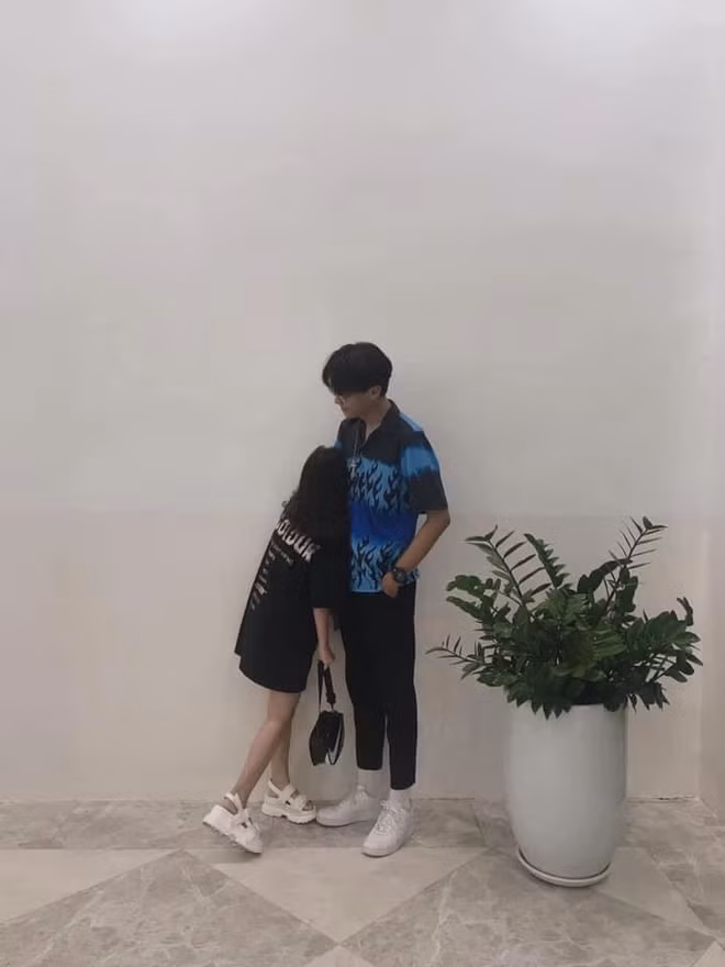 Cặp đôi 10x bỗng dưng nổi sau khi chia sẻ chuyện tình đặc biệt khi chàng kém nàng 1 tuổi, là "phi công" chủ động cầm cưa "chị đẹp" cao chưa đến vai mình bằng cách giả làm khách mua hàng.