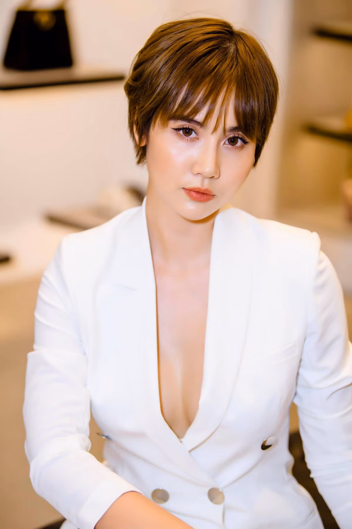 Huyền Lizzie sở hữu đầy đủ những tố chất mà 1 người phụ nữ cần có: Bản lĩnh, khéo léo, thông minh, xinh đẹp. Thế nhưng, cô vẫn không giữ được cuộc hôn nhân của mình khỏi bờ vực của sự đổ vỡ. Sau hơn một thập kỉ gắn bó với nhau, nàng hot girl quyết định dứt áo ra đi và trở thành single mom đúng nghĩa.