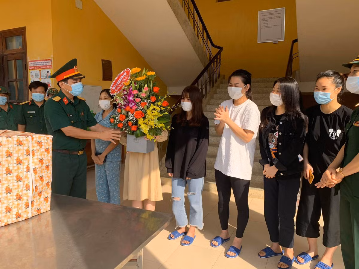 Trên một số diễn đàn như OFFB, Biết, những hình ảnh hội chị em trong khu cách ly dịch COVID-19 hân hoan nhận hoa mừng ngày Quốc tế phụ nữ đặc biệt thu hút sự quan tâm từ dân mạng.