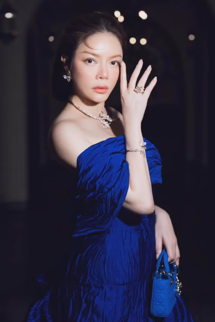 Trong những bộ ảnh của mình, nữ diễn viên đều khéo khoe dàn "hột xoàn" bự của mình cùng đồ hiệu từ quần áo, giày dép đến túi xách.