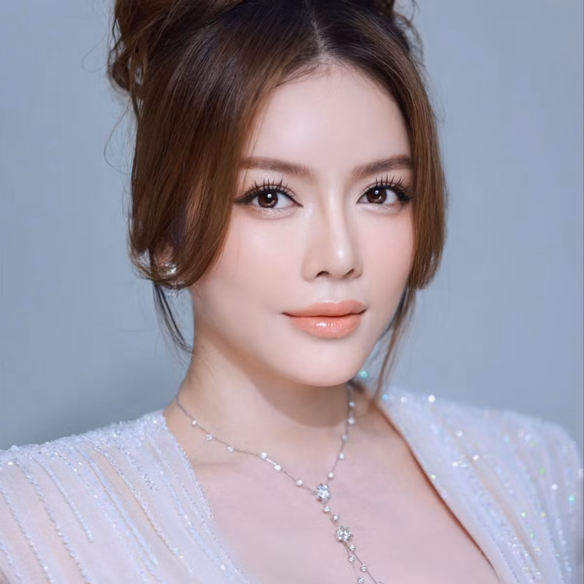 Netizen vô cùng choáng váng trước giá trị 22 triệu USD (hơn 560 tỷ đồng) của viên kim cương mà Lý Nhã Kỳ cầm trên tay.