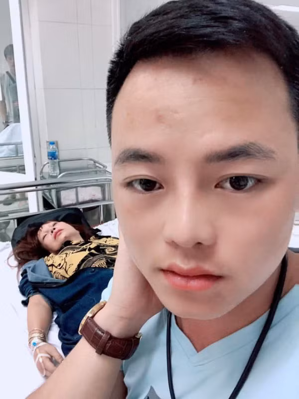 Mới đây, trên trang cá nhân của anh Hoa Cương - chồng trẻ của cô dâu 62 tuổi bất ngờ chia sẻ hình ảnh vợ phải nhập viện cấp cứu thu hút sự chú ý của nhiều người.