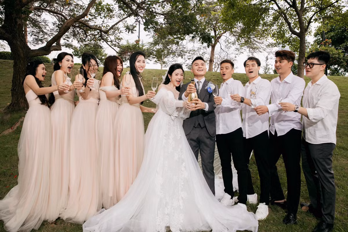 "Ngày hôm đó, tôi xác định như hai thằng bạn thôi. Hợp thì tiếp tục, không thì thôi. Tôi cứ ngồi gác chân lên ghế, ăn thoải mái rồi kể chuyện này nọ. Nhiều khi nhớ lại cũng buồn cười phết" - Chu Thanh Huyền kể về lần đầu hẹn đi riêng cùng với Quang Hải.