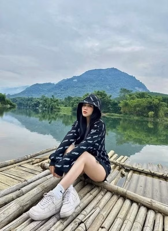 Ba năm sau khi chia tay hậu vệ ĐT Việt Nam, Hoàng Anh Ốc đã đã chuyển vào TP.HCM làm việc. Nàng hot girl ngày càng xinh đẹp, mặn mà, dù vậy vẫn duy trì trạng thái độc thân vui tính, chưa từng công khai bồ mới.
