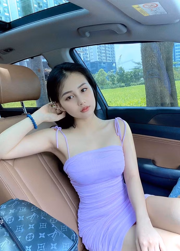 Hiện tại, thông tin, hình ảnh về cô gái Hà thành được dân mạng truy tìm và không ngừng "thả tim" vì vẻ ngoài rất xinh đẹp.