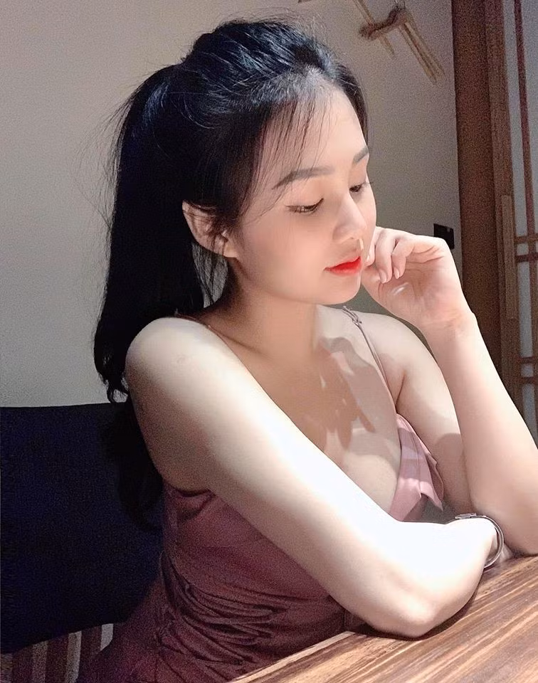 Cô gái trẻ này sở hữu mái tóc đen dài, gương mặt nhỏ với các đường nét khả ái.