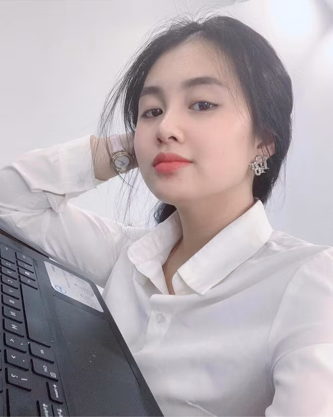 Được biết, cô gái xinh đẹp là tâm điểm chú ý có tên H.T, 23 tuổi, hiện đang sống và làm việc tại Hà Nội.