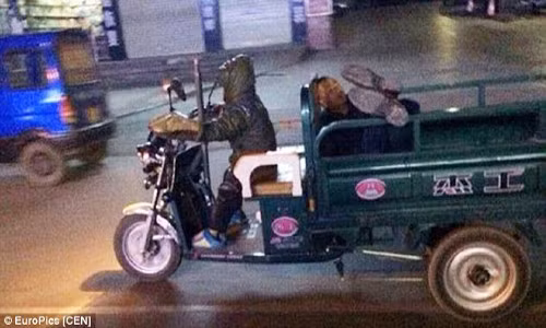 Em bé lái xe đưa bố say rượu về nhà gây sốc - Hình 2 Em bé lái xe dua bó say ruou ve nha gay sóc-Hinh-2