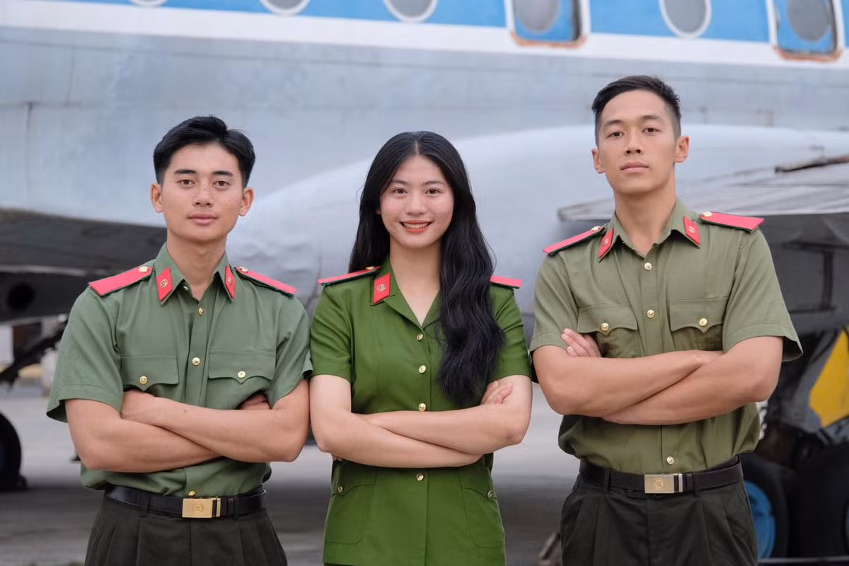 Ngoài đời thường, Hà Anh trẻ trung, đáng yêu đúng độ tuổi. Trong bộ cảnh phục, Hà Anh toát lên nét đẹp tươi tắn, rạng ngời.