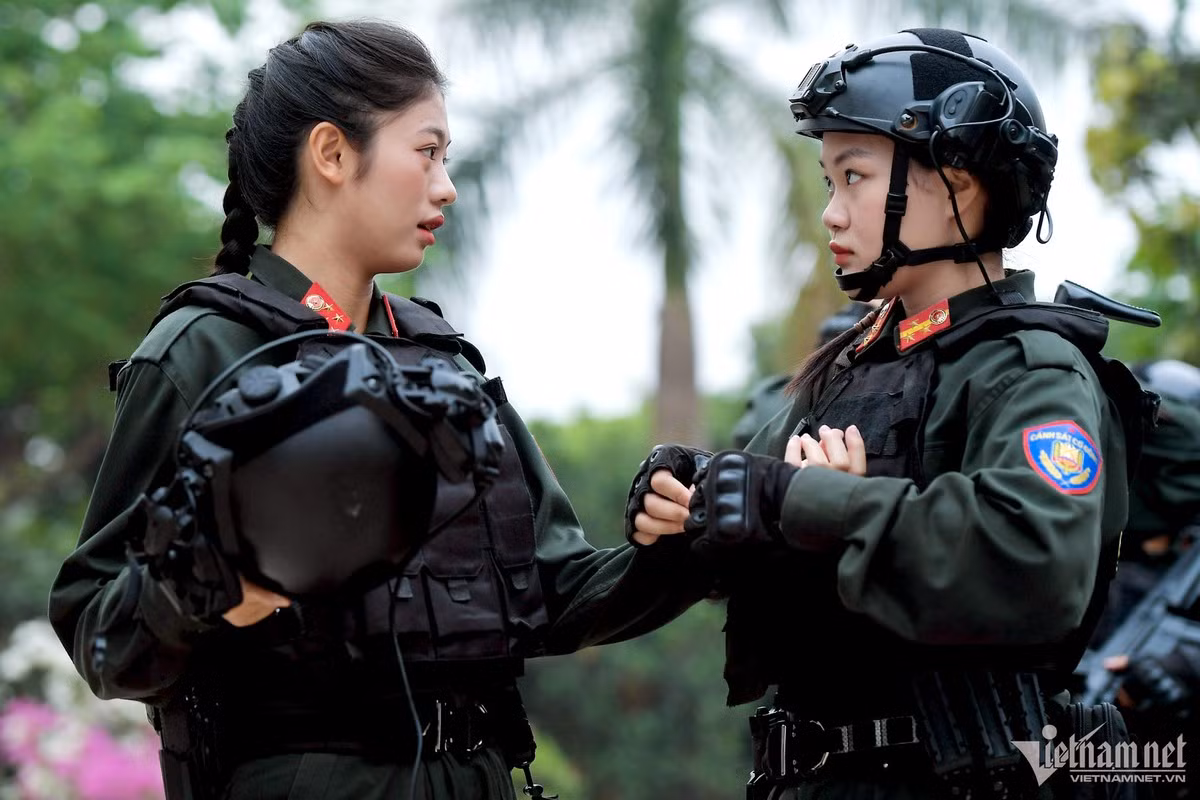 Đi đầu Khối nữ Cảnh sát đặc nhiệm là Hà Anh - cô sinh viên năm nhất của Học viện Cảnh sát nhân dân.