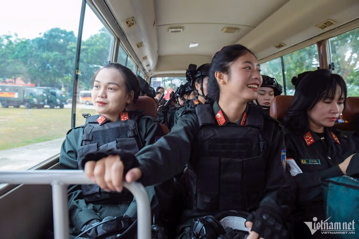 Hà Anh cùng các bạn cùng lớp đã trải qua thời gian huấn luyện tại Bộ Tư lệnh CSCĐ, sau đó tham gia buổi kiểm tra về thể lực, cách thức thực hiện điều lệnh. Cô cùng cả đội di chuyển lên TP. Điện Biên Phủ để tham gia đợt huấn luyện diễu binh từ cuối tháng tư vừa qua.