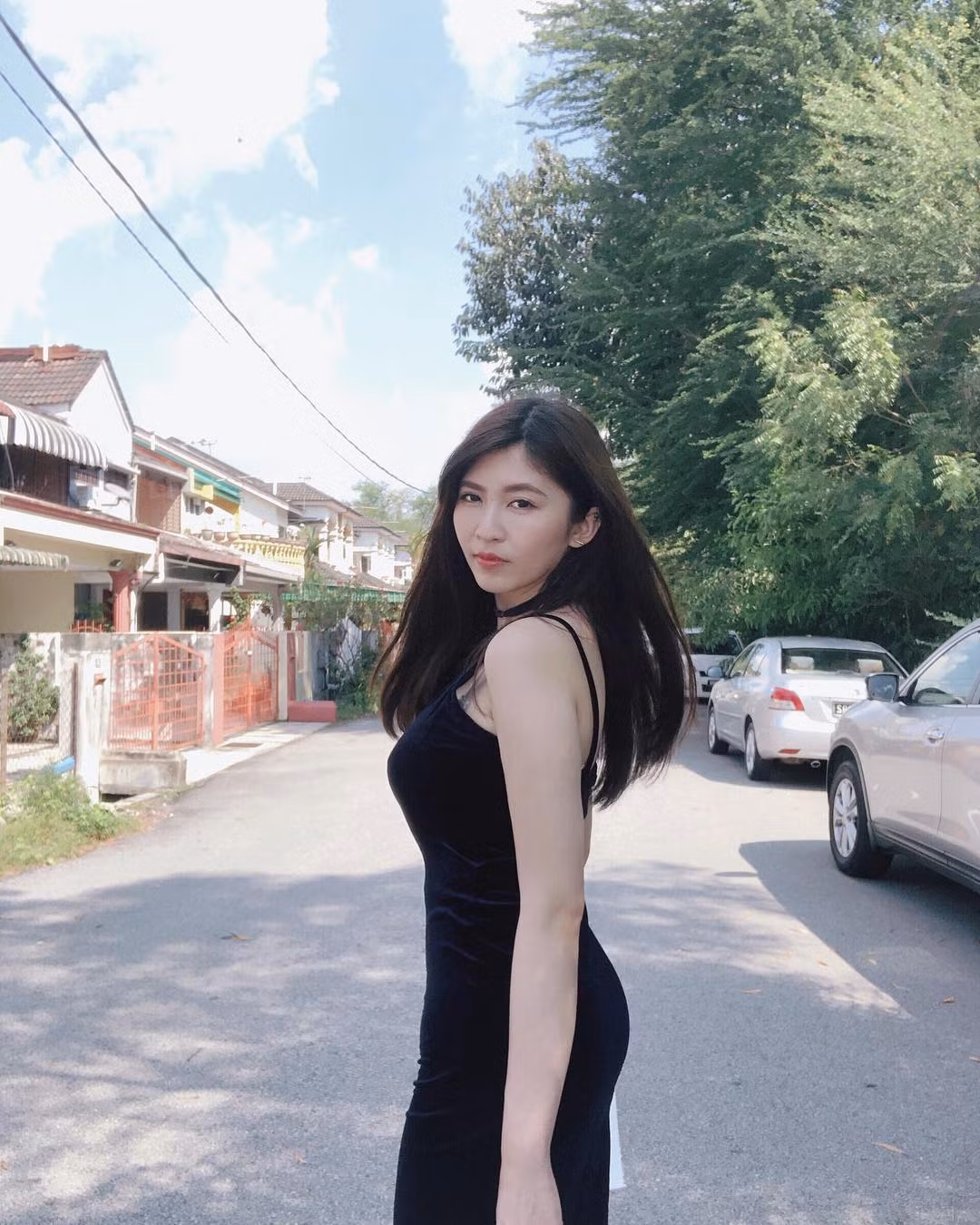 Đôi lúc Aiwei Hero cũng thay đổi không khí mở lớp dạy trực tuyến trên livestream cá nhân, đồng thời chia sẻ các sản phẩm ca hát của mình trên Youtube.