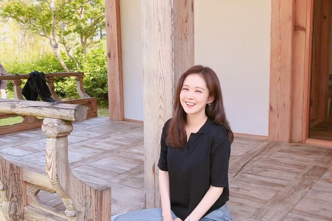 "Chuyện chưa kết hôn hoàn toàn là vấn đề riêng tư, dù tuổi tác tôi có ra sao. Tôi đã làm việc chăm chỉ vì muốn trở thành một diễn viên giỏi trên trường quay. Tại sao các bạn phải nhắc đến tuổi tác và ngoại hình của tôi chỉ vì cái chuyện mà hoàn toàn không thể xảy ra ấy? Tôi đang cố gắng sống thật vui vẻ và trưởng thành từng ngày. Cuộc sống của tôi rất tốt" - Nữ diễn viên chia sẻ.