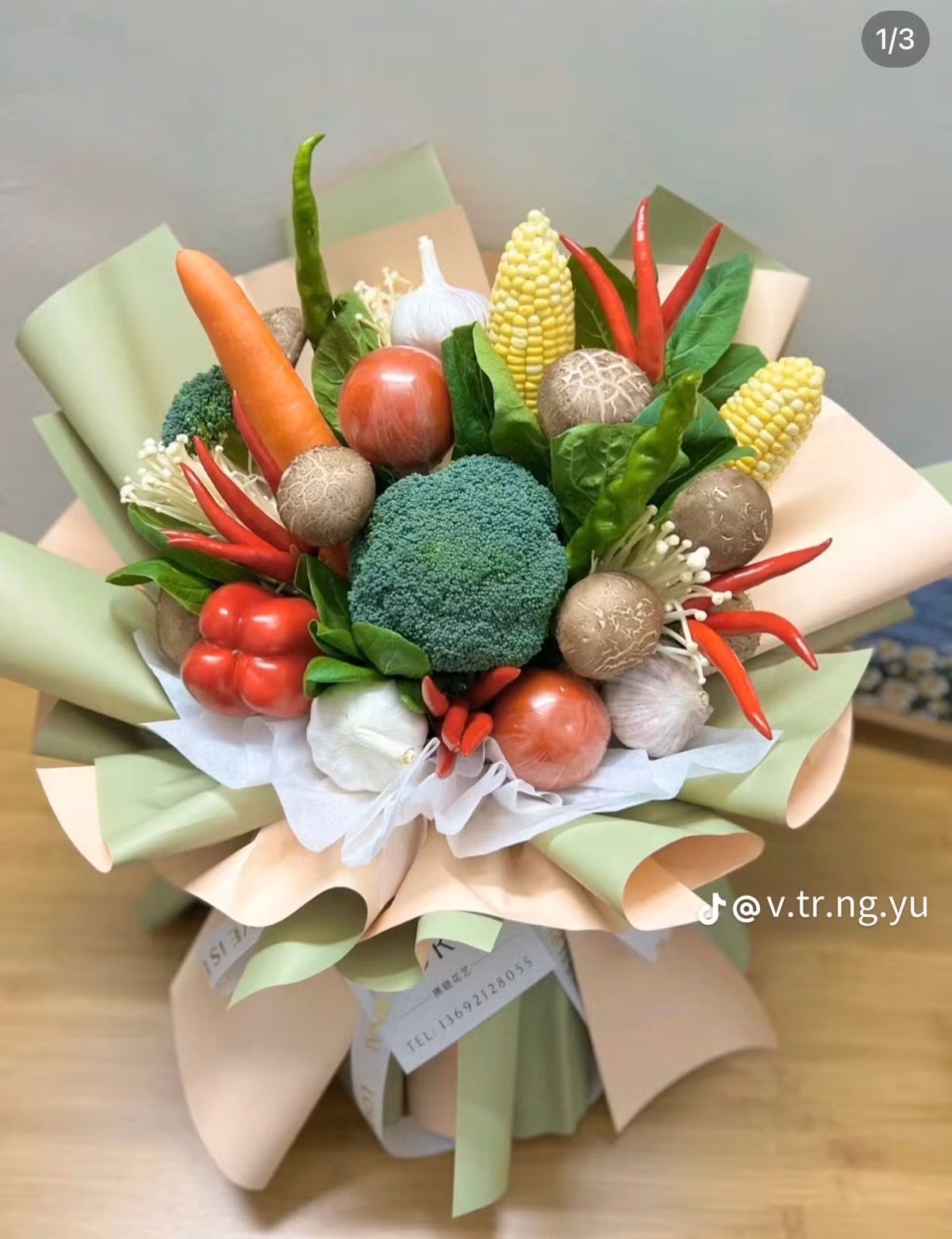 Bó hoa rau củ này dự là sẽ ăn được cả tuần.