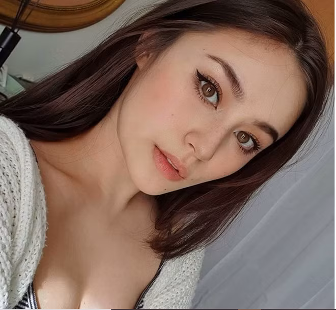 Nổi lên với danh xưng là hot girl xinh đẹp nổi tiếng thôi chưa đủ, Jade Anh Ngô còn là người mẫu quảng cáo và streamer của kênh Twitch.