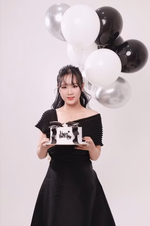 Còn Ngân là một cô nàng xinh xắn, năng động, hoạt bát.