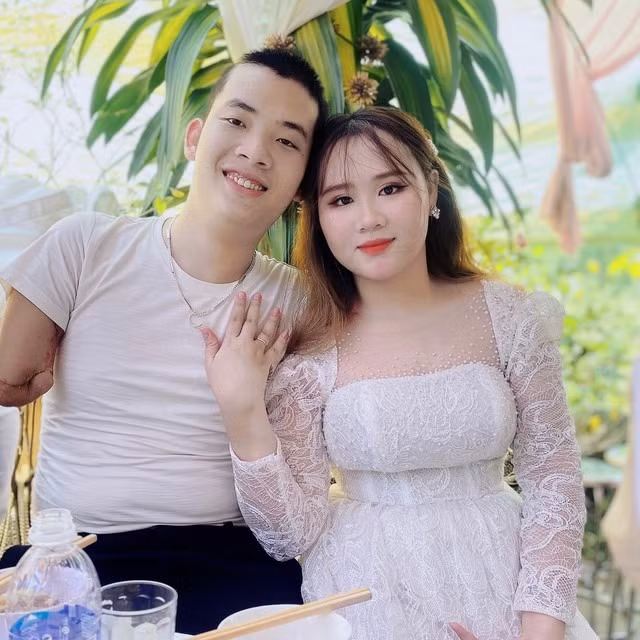 Tương lai còn nhiều khó khăn nhưng cặp vợ chồng vẫn chấp nhận đương đầu, luôn sát cánh bên nhau. Chồng con chính là động lực để cô gái trẻ xứ Huế vượt qua chông gai.