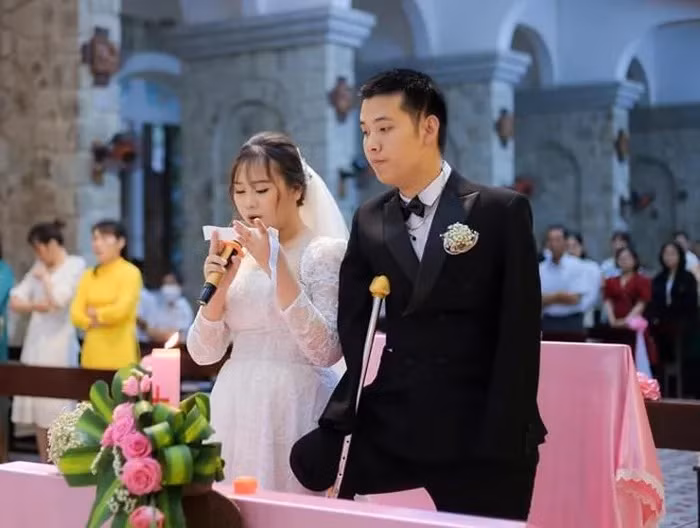 Từ một chàng trai lành lặn, khỏe mạnh, Tiền mang khiếm khuyết lớn trên cơ thể, việc sinh hoạt cũng vô cùng khó khăn.