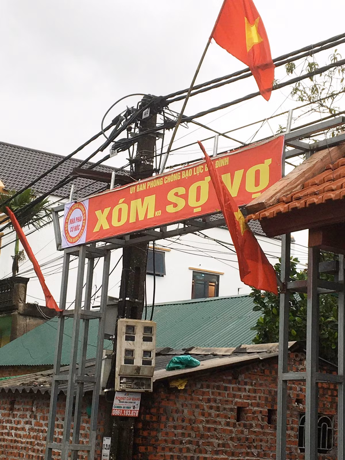 Trước đó, hình ảnh chụp chiếc cổng chào căng tấm băng rôn đặc biệt "UBND Phòng chống bạo lực gia đình" phía dưới kèm dòng chữ: "Xóm không sợ vợ" cũng được chia sẻ nhiều trên các trang mạng xã hội.