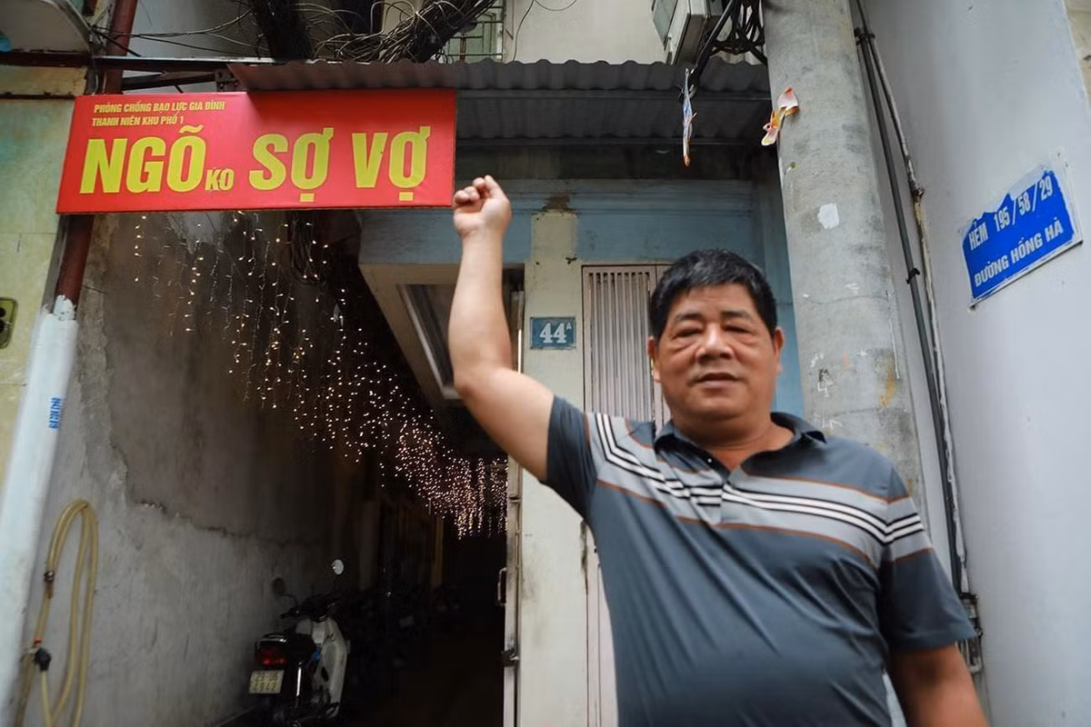 Được biết, anh Nguyễn Tiến Dũng - người sinh sống trong ngõ là người nghĩ ra tấm biển này và được các thanh niên trong ngõ treo lên