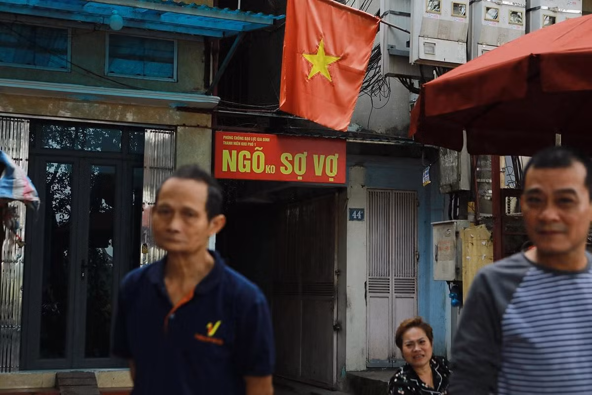 Tấm biển độc đáo này đã thu hút rất nhiều sự chú ý của người đi qua đi lại.