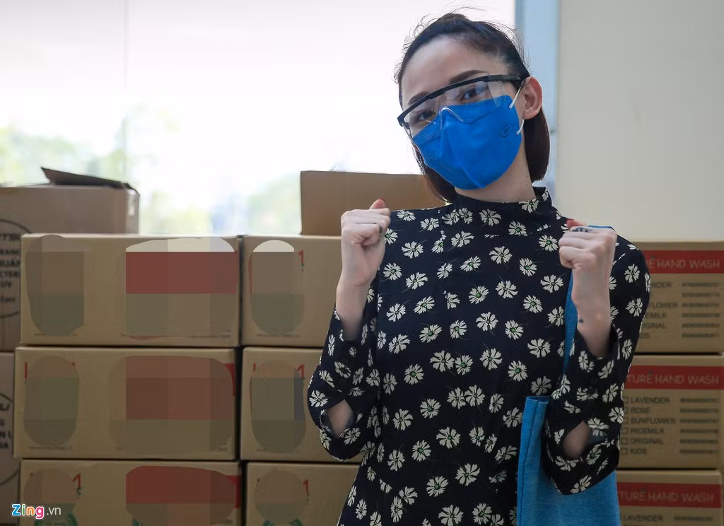 Tóc Tiên quyên quần áo bảo hộ và khẩu trang cho bộ đội biên phòng Toc Tien quyen quan ao bao ho va khau trang cho bo doi bien phong