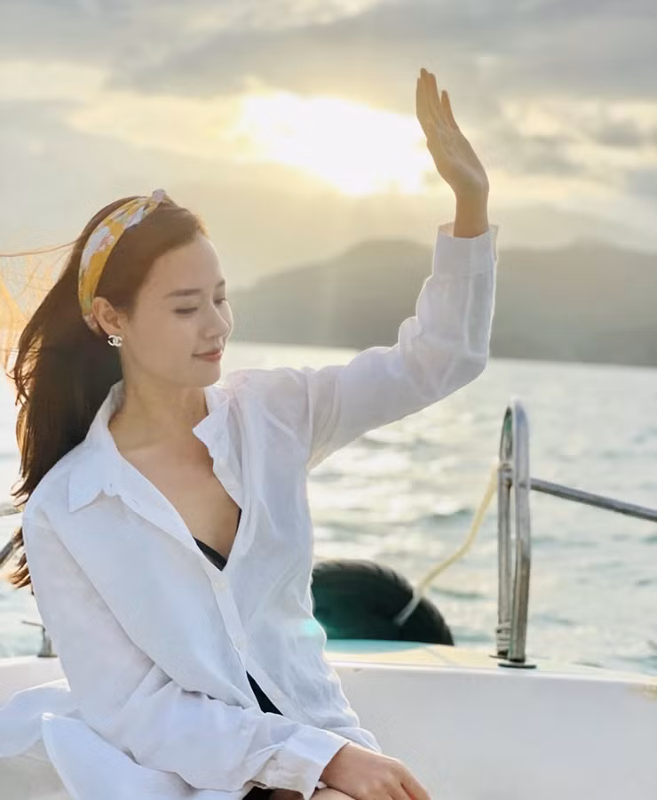 Cô nàng có gu ăn mặc thời thượng, trẻ trung cuốn hút.