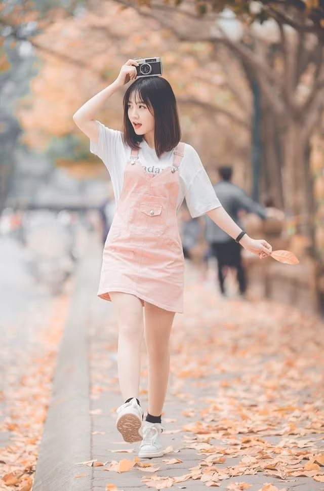 Linh cho biết sau này muốn gắn bó với nghề diễn xuất vì thật sự cảm thấy đam mê. Bên cạnh đó, cô nàng cũng cho biết không hề xao nhãng ngành học đang theo đuổi.