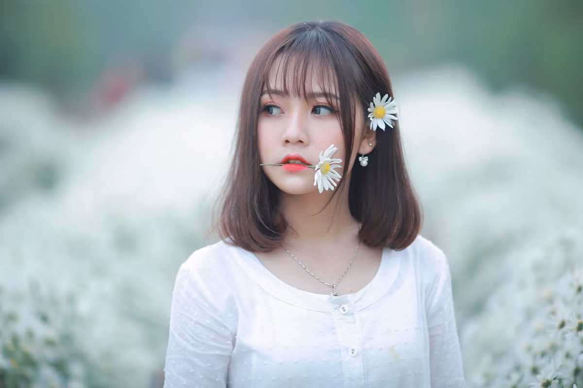 Sở hữu vẻ ngoài xinh xắn với đôi mắt to tròn, nước da trắng hồng cùng khuôn miệng nhỏ nhắn, Hoài Linh được nhiều người biết đến trên mạng xã hội chứ không chỉ gói gọn là hot girl của trường Kiến trúc.
