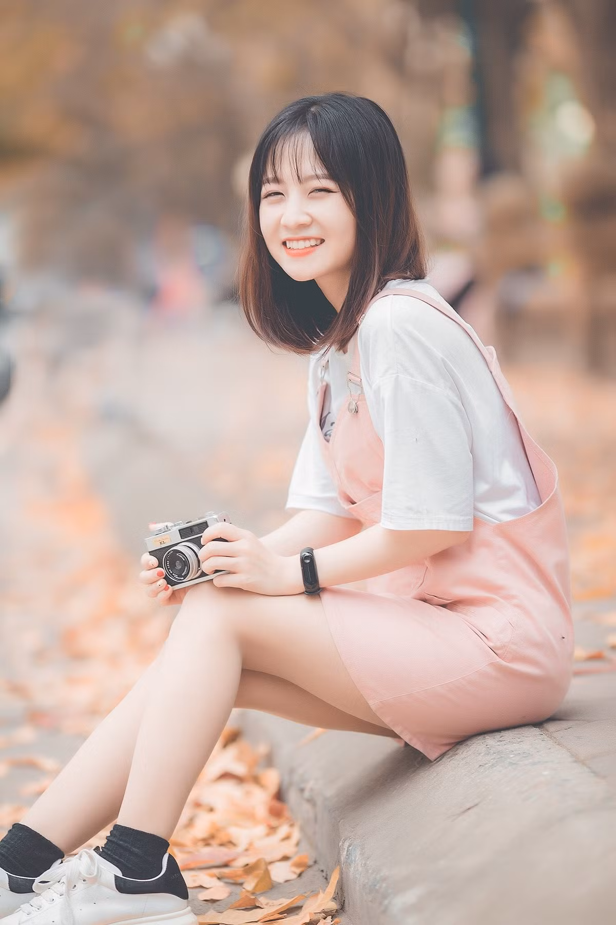Nổi tiếng nhờ trên mạng xã hội, hot girl Phú Thọ có cơ duyên đóng phim, chụp mẫu. Chính công việc này đã khiến cô nàng tự tin hơn và được mở rộng thêm các mối quan hệ.