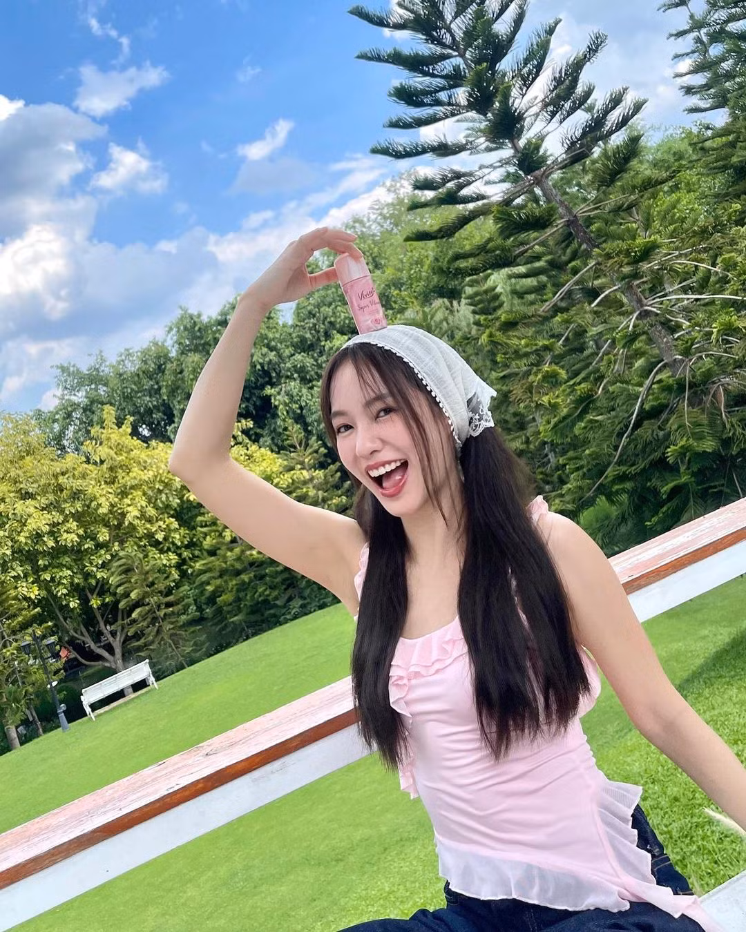 Trước đó, Sơn Tùng M-TP từng có rất nhiều "nàng thơ". Các mỹ nhân từng xuất hiện trong MV của Sơn Tùng phải kể đến như Huỳnh Hồng Loan ("Âm thầm bên em"), Phương Cara ("Nơi này có anh"), Hồ Thu Anh ("Lạc trôi"), Tú Hảo ("Bình yên những phút giây"), Madison Beer ("Hãy trao cho anh")...