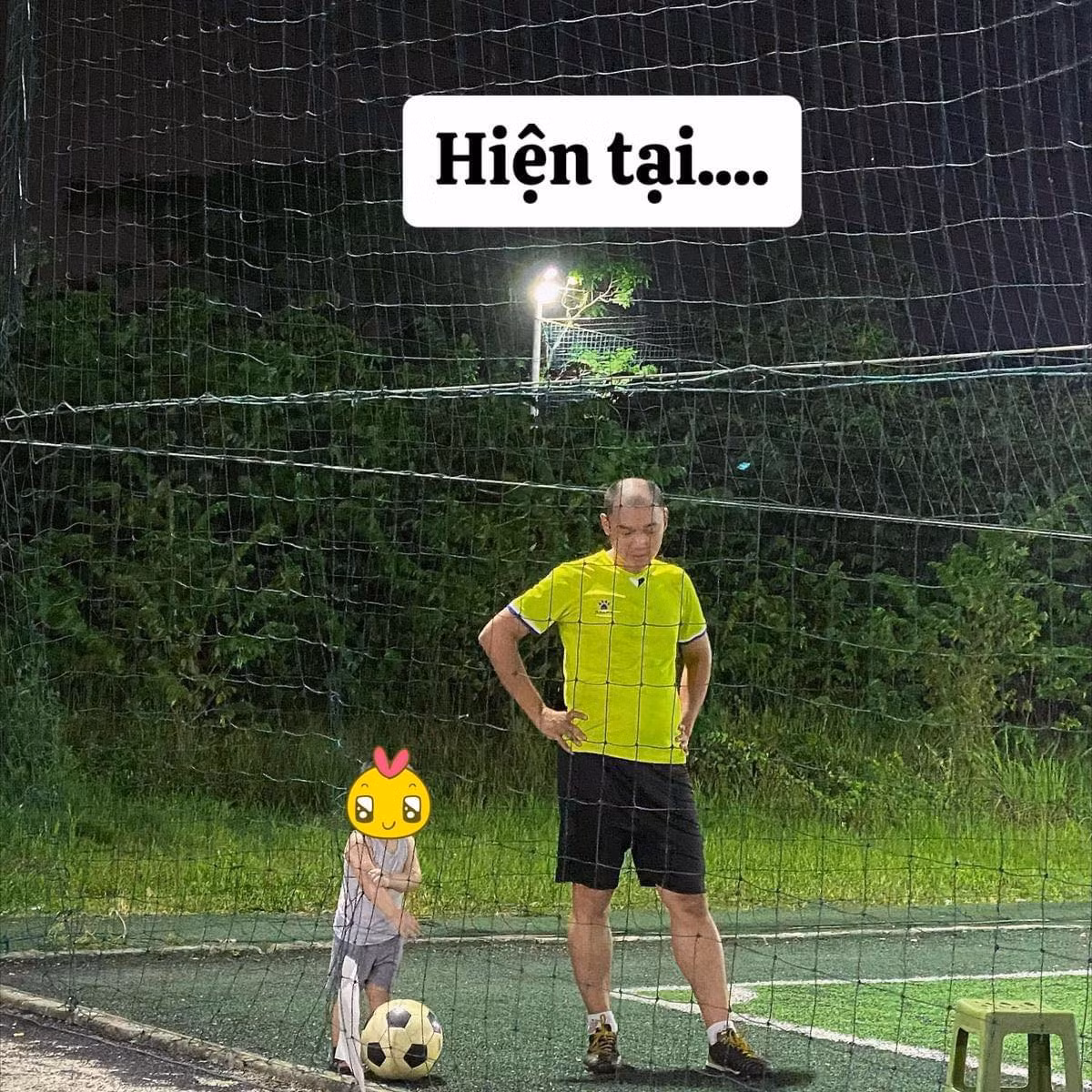Nhiều người đã không nhịn được cười mà phải để lại bình luận: "Haha xem cái tướng kìa, ông bố bỉm sữa", "cái kết của việc từ ngày con còn bé mẹ lúc nào cũng bảo con yêu ba nhất nè, con chỉ bám ba thôi nha", "thấu hiểu được nỗi khổ của người vợ chưa haha".