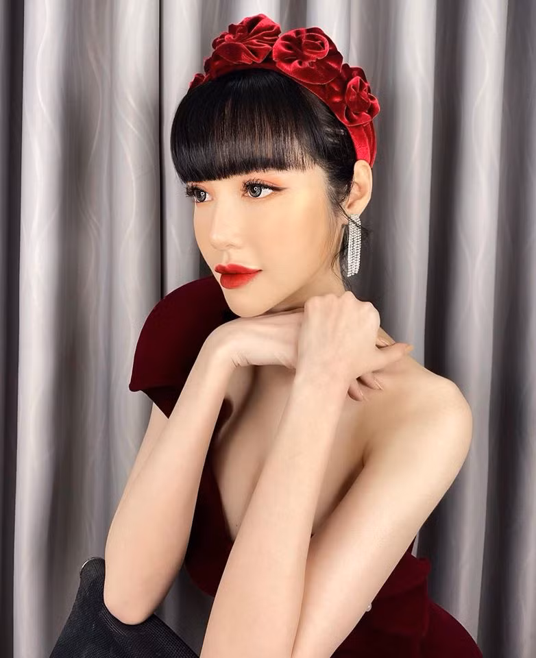 Dù đã ngoài 30 tuổi nhưng Elly Trần vẫn sở hữu nhan sắc xinh đẹp, trẻ trung. Đặc biệt là body nóng bỏng của cô vẫn khiến các thiếu nữ ghen tỵ.
