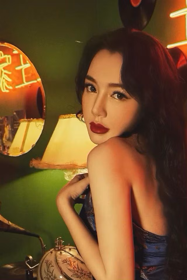 Elly Trần tên thật là Nguyễn Kim Hồng, sinh năm 1987. Cô là một diễn viên, người mẫu nổi tiếng.