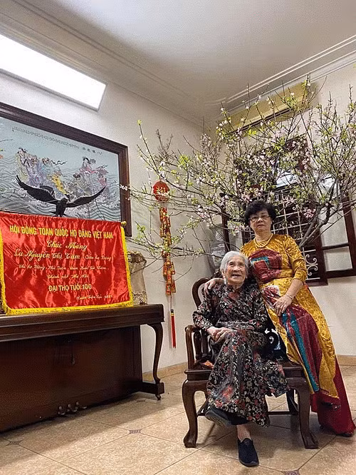 Đến nay, ở tuổi 103, cụ vẫn giữ được nét đẹp ràng ngời của người con gái đài các năm nào.