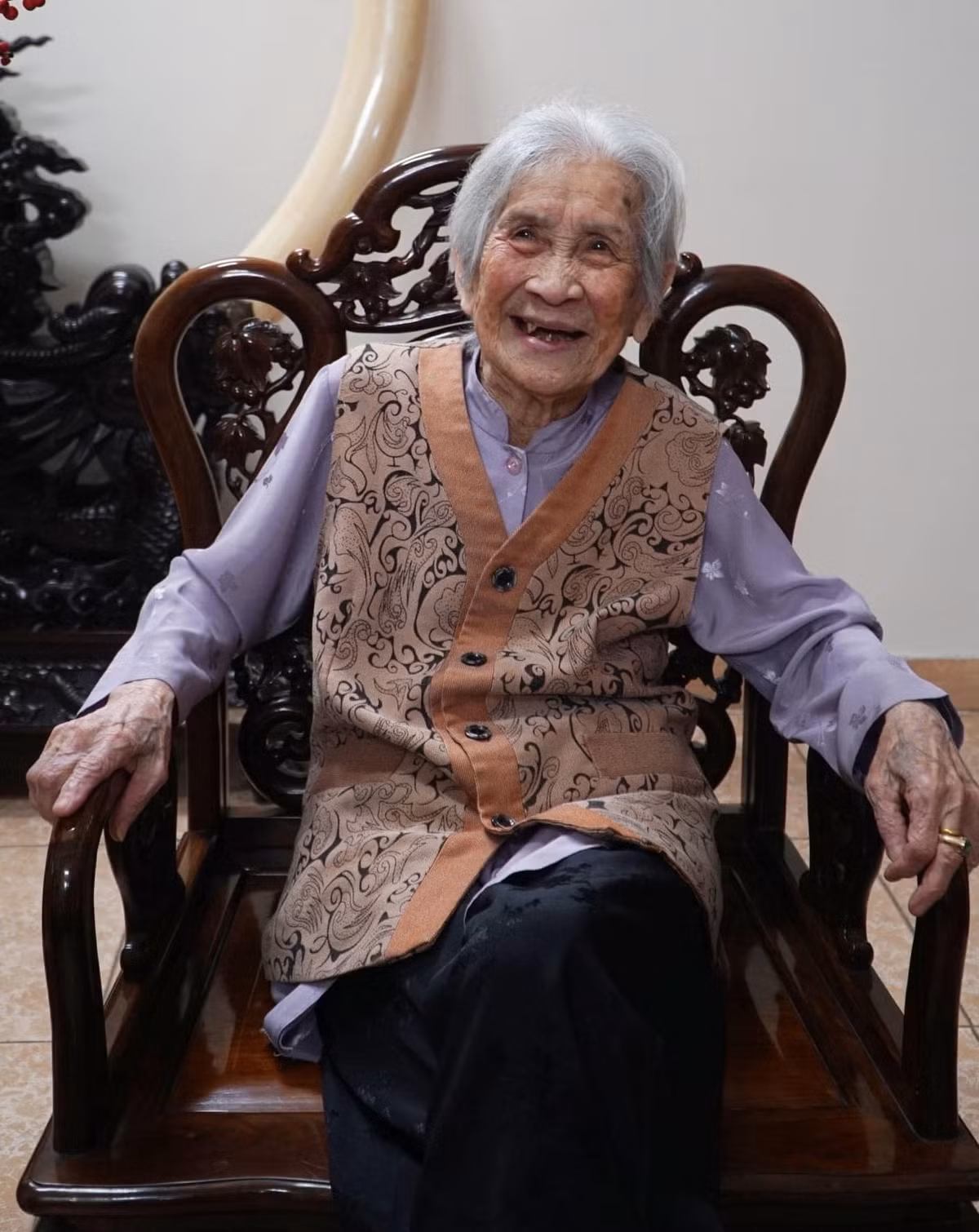 Đó là gia đình thương gia giàu trong vùng nên cụ may mắn nhận được tất cả tình yêu thương từ bố mẹ nuôi. Ngay từ lúc nhỏ, cụ Tâm được hưởng cuộc sống tiểu thư vương giả khi công việc chính là học hành, còn những việc nhà đều đã có giúp việc lo.