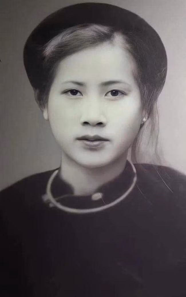 Nhan sắc thời trẻ của bà vẫn rất hợp gu thẩm mỹ bây giờ. Cụ Băng Tâm sở hữu những nét đẹp chuẩn "mắt phượng, mày ngài, mũi dọc dừa, môi trái tim" và gương mặt trái xoan.