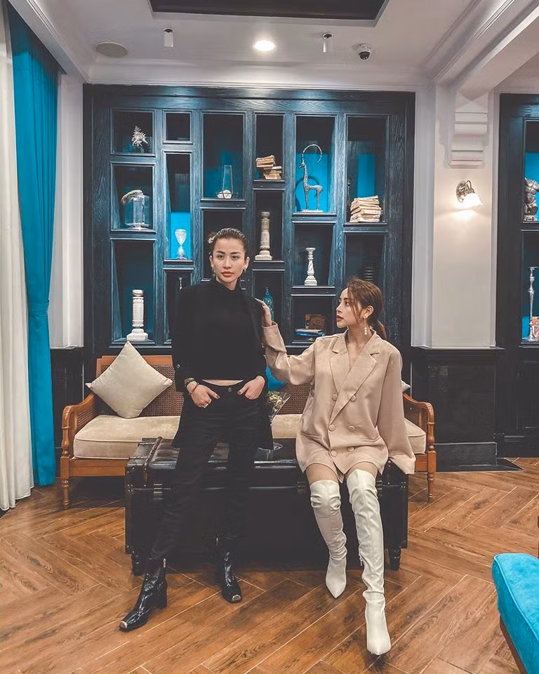 Thanh Thanh là người mẫu khá nổi tiếng tại Sài Gòn, còn My Nguyễn có một cửa tiệm kinh doanh áo cưới cùng gia đình tại Hải Phòng. Chỉ trong một dịp tới Sài thành thăm thú, vô tình gặp Thanh Thanh và rồi khiến cô quyết định phải ở lại mảnh đất phồn hoa này vì cô gái xinh đẹp kia. Cứ thế cho tới nay cặp đôi đã ở cạnh nhau được 2 năm và trải qua vô vàn những khó khăn vất vả để giữ được chuyện tình cảm đẹp cho tới giờ.